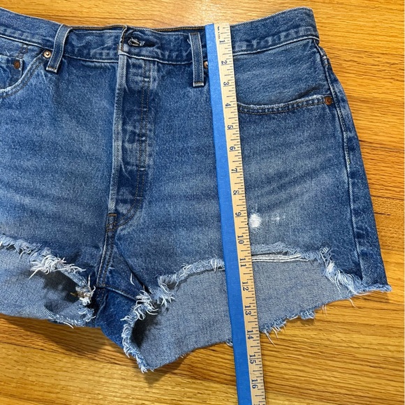 LEVI’S 501 Booty Shorts Denim Cut-offs Distressed Raw Hem Button Fly Womens W 34 - Picture 4 of 10
